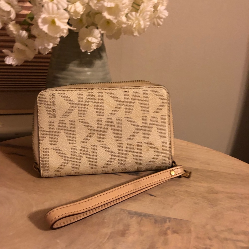 Micheal Kors wristlet